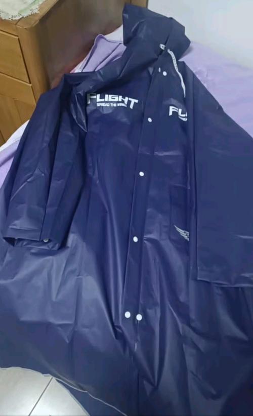 用垃圾袋制作雨衣;用垃圾袋制作雨衣教程