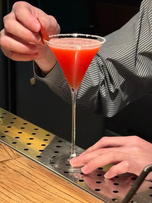 年轻人开酒吧月入3万;年轻人开酒吧月入3万怎么样