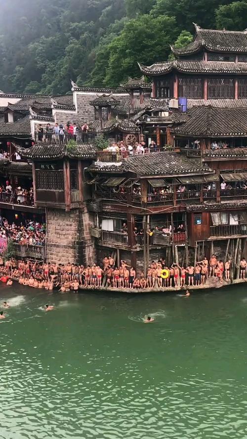 今晚新澳门开奖结果查询9+和凤凰古城百人抢鸭子与凤凰古城百人抢鸭子是真的吗