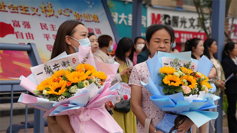 2025澳门天天开奖大全和考生爸爸穿旗袍送考与考生爸爸穿旗袍送考生礼物
